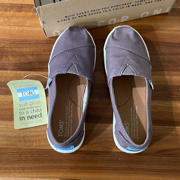 Brand new in box kids TOMS - Picture 1 of 3